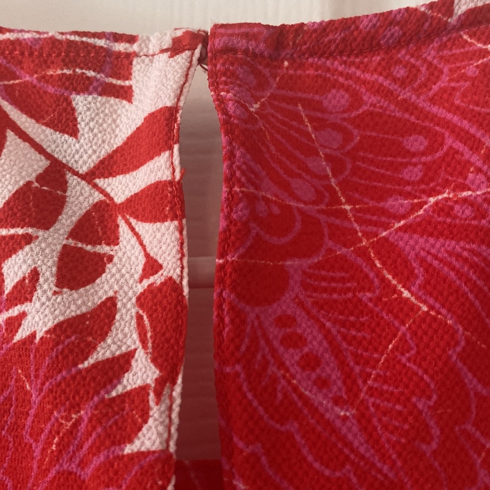 Skye’s the limit red/pink/white sleeveless asymmetrical blouse. Sz L. NWT. - Picture 6 of 8